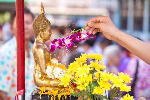 Cúng nước cho Đức Phật