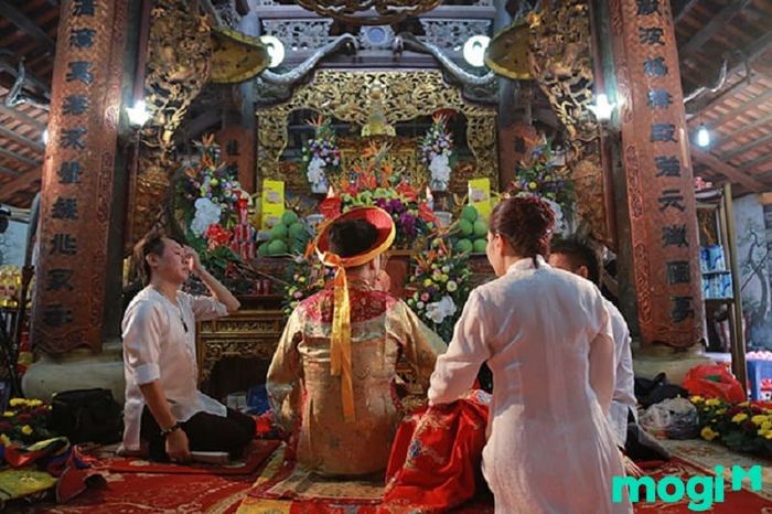 Thực hiện nghi thức hầu đồng