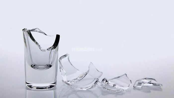 Vỡ cốc ở phần trên là dấu hiệu của sự đứt gãy trong giao tiếp và mối quan hệ