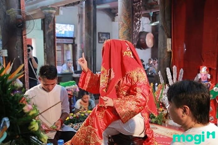 Ai sẽ là người tham gia hầu đồng?