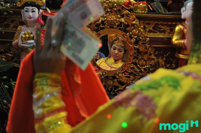 Cần chuẩn bị bao nhiêu tiền cho một buổi hầu đồng?