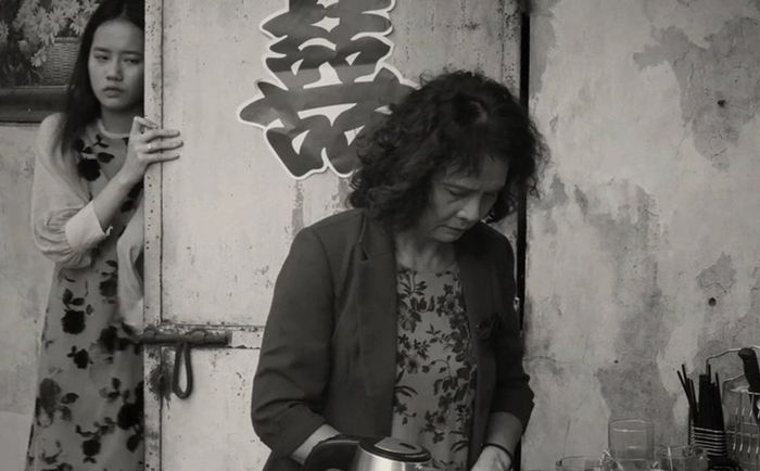 Đặc biệt, thông qua nhân vật bà Nguyện, đạo diễn Phạm Ngọc Lân đã nêu lên những câu hỏi quan trọng về vai trò của người phụ nữ trong xã hội hiện đại, nơi họ vừa có nhiều cơ hội phát triển nhưng cũng đối diện với những khó khăn riêng.