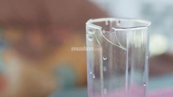 Vỡ cạnh cốc là dấu hiệu của sự bất ổn và khó khăn trong việc duy trì mối quan hệ hoặc công việc