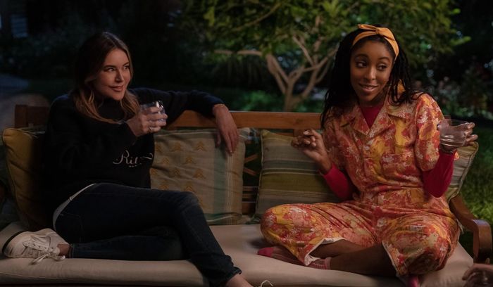 Christa Miller và Jessica Williams trong Shrinking