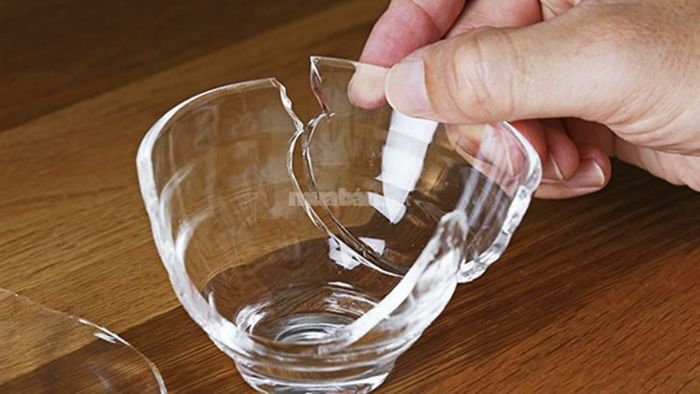 Vỡ cốc hình chữ V báo hiệu sự gián đoạn, rạn nứt và xung đột trong các mối quan hệ và công việc