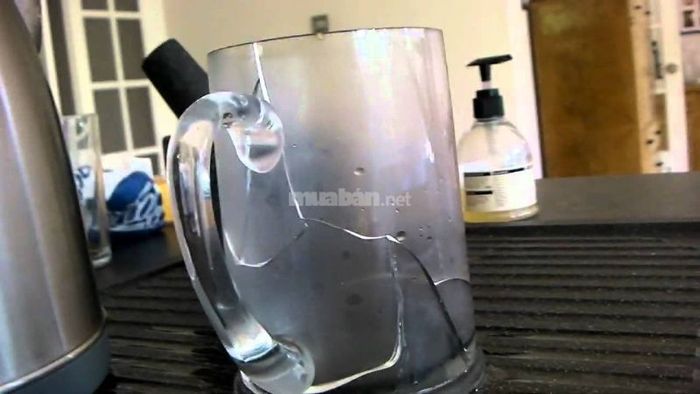 Vỡ cốc ở đáy báo hiệu sự mất ổn định và gián đoạn trong cuộc sống