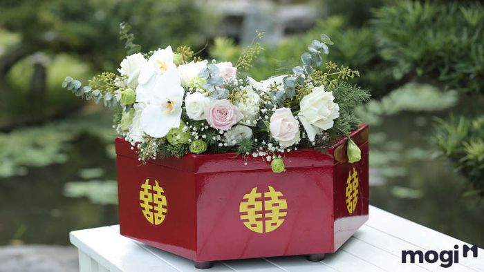 Chi phí cho mâm quả đám cưới sẽ phụ thuộc vào các yếu tố như chất liệu, kích thước và số lượng mâm quả cần chuẩn bị, cũng như các món lễ vật có trong mâm quả.