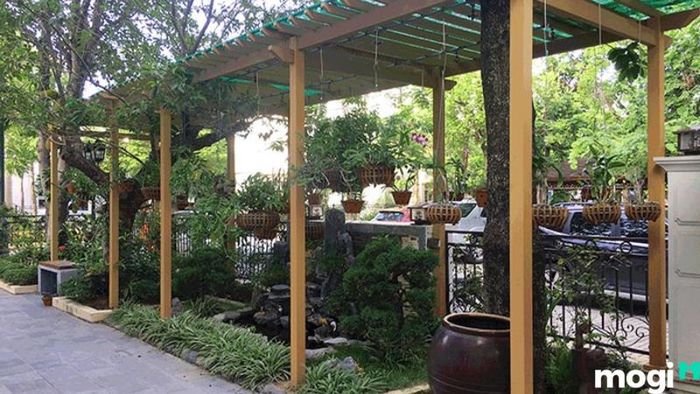 Giàn hoa sắt kết hợp với tiểu cảnh