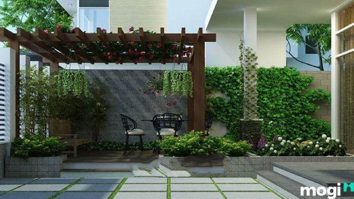 Giàn hoa sắt trong sân nhà