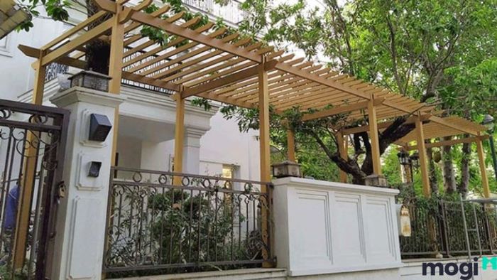 Giàn hoa sắt tại cổng nhà