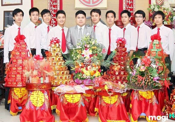 Lễ nạp tài thường bao gồm từ 7 đến 9 mâm sính lễ, được đặt trong các tráp cưới được trang trí đẹp mắt và sang trọng.