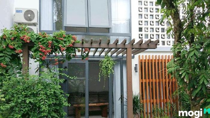Giàn hoa sắt đặt trước cửa chính