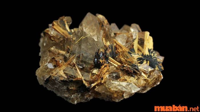 Nam mạng tuổi Quý Hợi có thể sử dụng thạch anh tóc vàng để giảm nhẹ tác động của sao Vân Hớn.