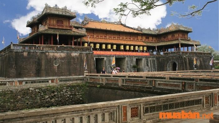 Phong thủy đã được áp dụng từ thời vua chúa để xây dựng cung điện, lăng tẩm, giúp tạo ra không gian sống hài hòa và thu hút năng lượng tích cực.