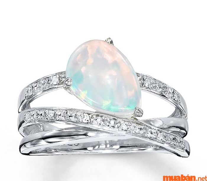 Nhẫn Opal trắng được chế tác tỉ mỉ và tinh xảo.