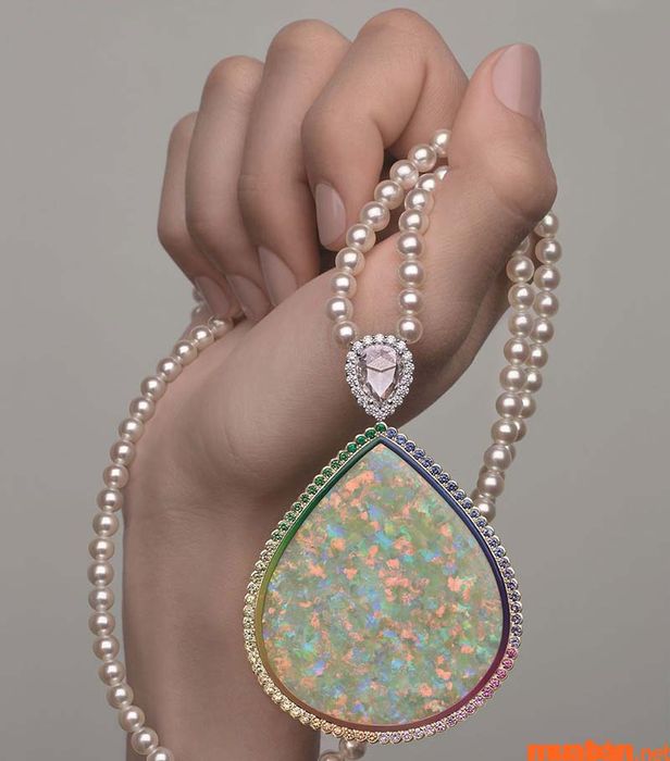 Vòng cổ đá Opal với thiết kế tinh xảo, mang đến vẻ đẹp quý phái và sang trọng.