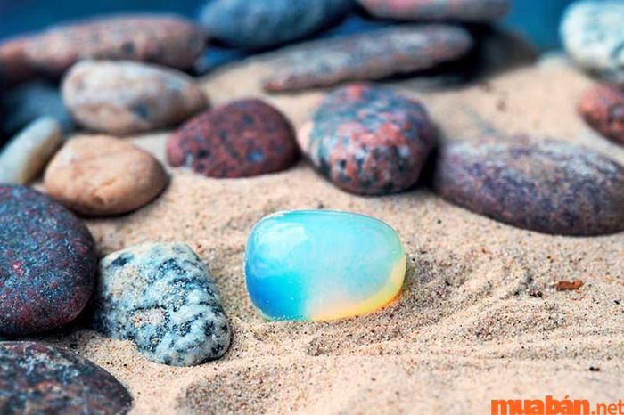 Trong tiếng La Mã, 'Opal' mang ý nghĩa là sắc màu, tượng trưng cho sự đa dạng và vẻ đẹp biến hóa của viên đá này.