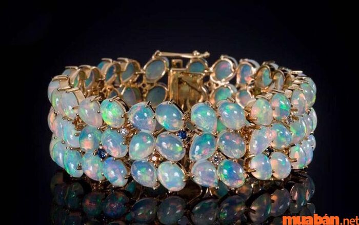 Vòng tay Opal trắng, thiết kế đẹp mắt và nổi bật.