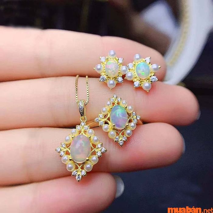 Bộ trang sức thanh thoát, tinh tế với Opal trắng, mang đến vẻ đẹp nữ tính đầy cuốn hút.