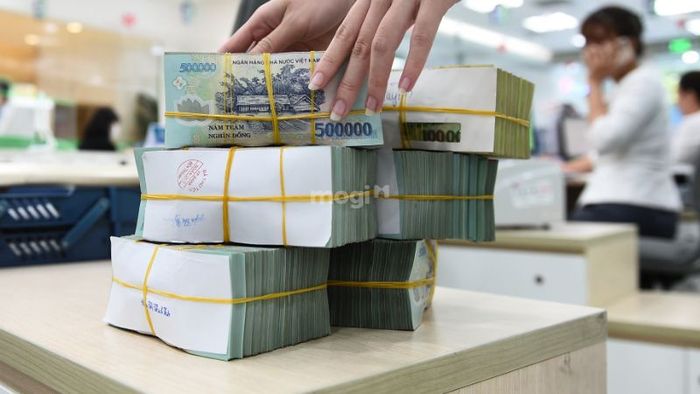 Thời điểm này, bạn nên chọn gửi tiết kiệm hay đầu tư vào vàng?