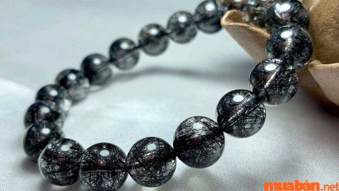 Vòng đá thạch anh tóc đen rất hợp với người tuổi Nhâm Tuất