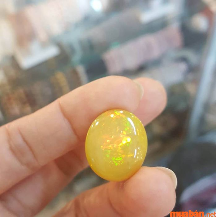 Opal vàng mang lại sự bình yên và niềm vui trong cuộc sống.