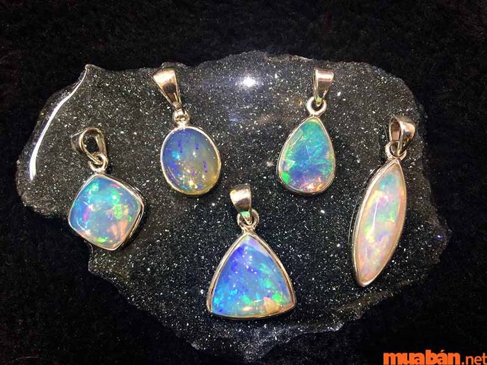 Mặt dây chuyền Opal xanh sang trọng, toát lên vẻ tinh tế và quyến rũ.