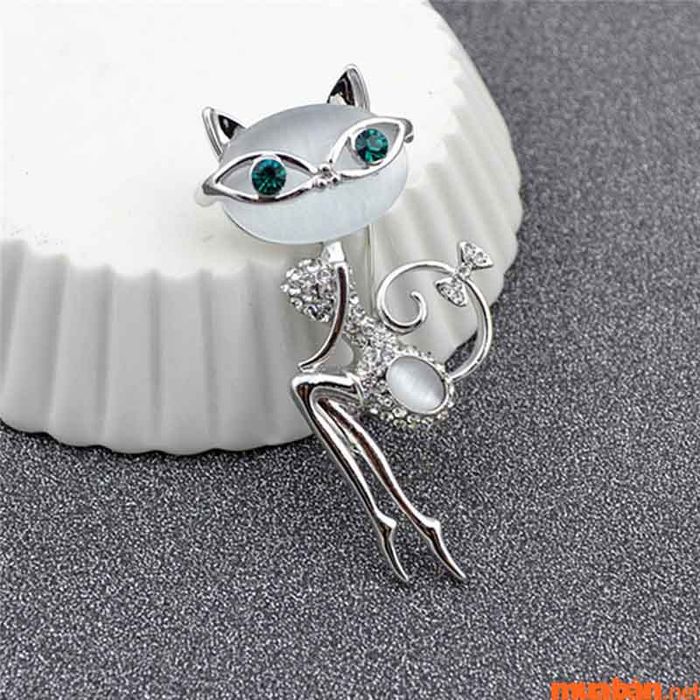 Cài áo đính đá Opal dễ thương, mang nét nữ tính và sang trọng.