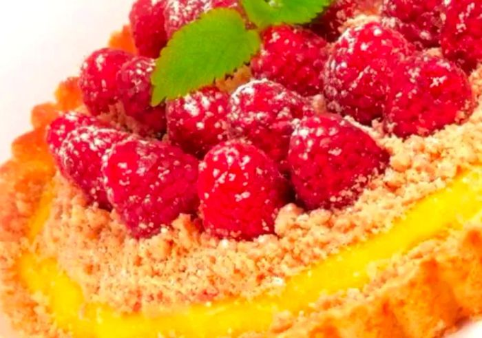 A delicious raspberry streusel tart, photographed by Nanby on Dinogo.