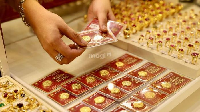 Mẹo đầu tư hiệu quả khi kết hợp giữa gửi tiết kiệm và mua vàng