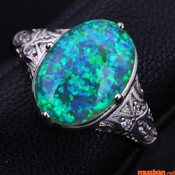 Nhẫn nam Opal xanh nổi bật, đầy thu hút và mạnh mẽ.
