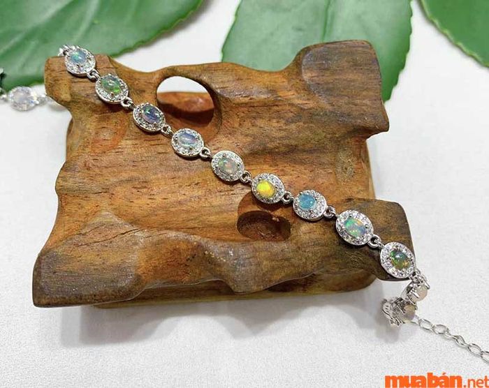 Lắc tay bạc đính đá mắt mèo Opal Riogems, quyến rũ và nổi bật với phong cách thanh thoát.