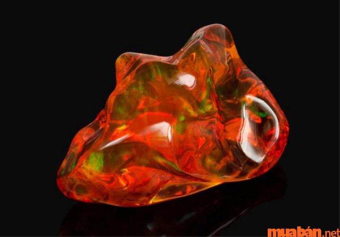 Opal lửa tượng trưng cho tình yêu mãnh liệt và niềm đam mê bất tận.