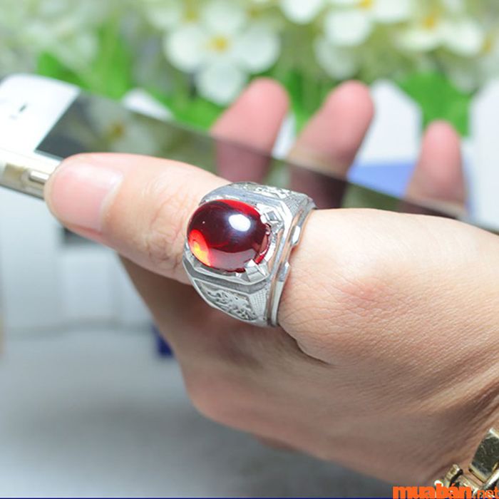 Nhẫn bạc Opal lửa mạnh mẽ, nam tính, toát lên vẻ cuốn hút đầy sức sống.