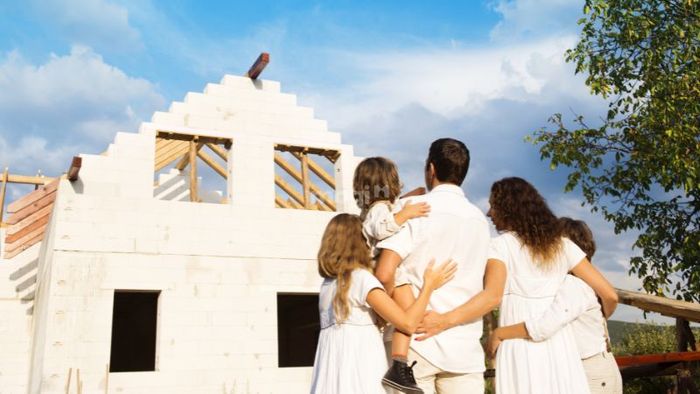Khi lựa chọn ngày đổ mái, một yếu tố quan trọng khác cần lưu ý là xem ngày theo tuổi của gia chủ để đảm bảo công việc thuận lợi và mang lại may mắn cho gia đình.