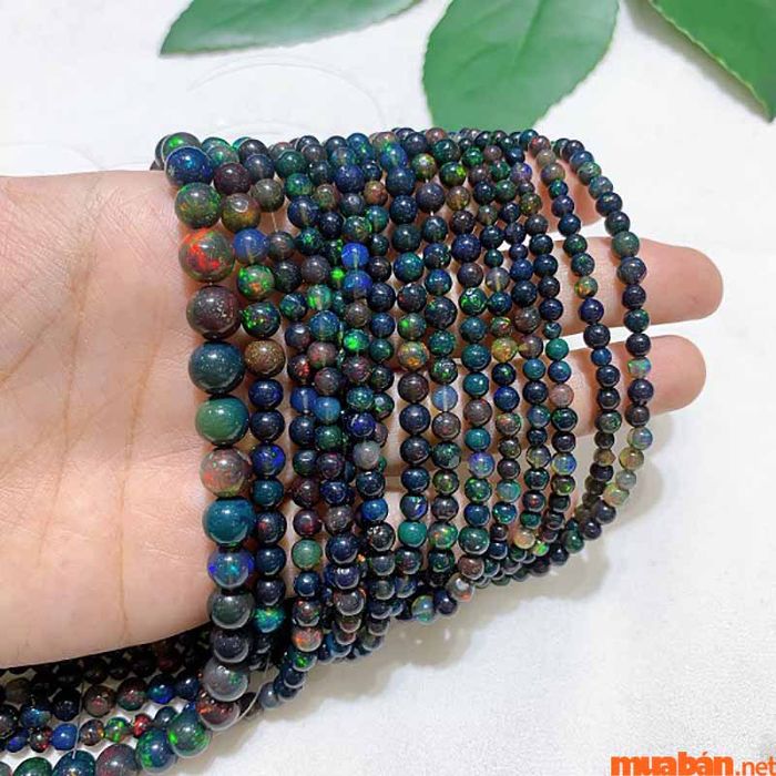 Dây chuyền Opal đen sang trọng, chứa đựng ý nghĩa phong thủy sâu sắc và tốt lành.