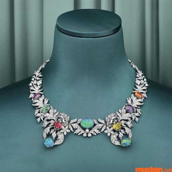Vòng cổ Opal sang trọng, tỏa ra vẻ đẹp tinh tế và cuốn hút mọi ánh nhìn.