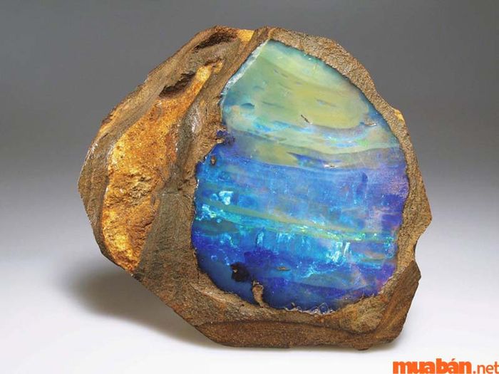 Nội thất Opal thường xuất hiện trong các cung điện hoàng gia, là biểu tượng của sự sang trọng và quý phái.