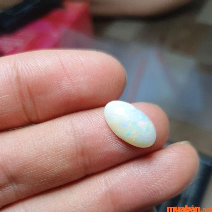 Opal trắng là biểu tượng của sự thanh thản, bình yên và sự ổn định trong cuộc sống.