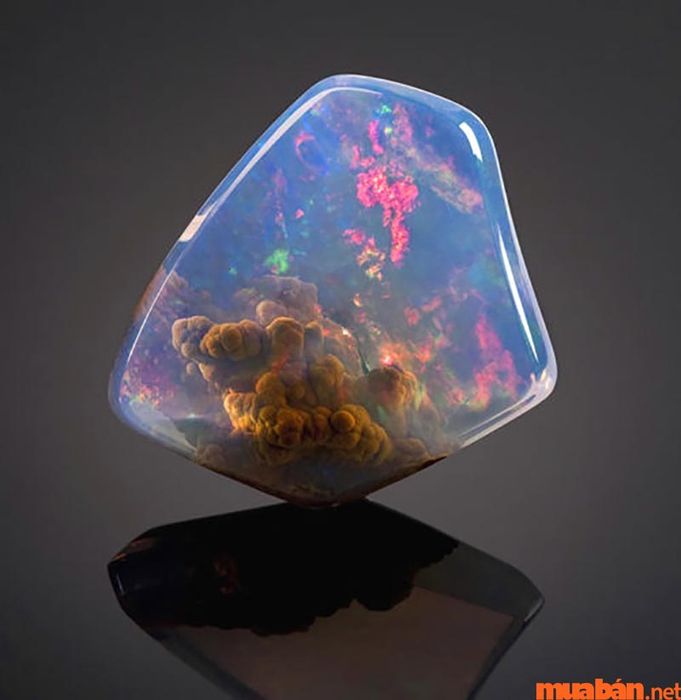 Trưng bày đá Opal trong nhà giúp gia đình bạn thêm may mắn, bình an và thịnh vượng.