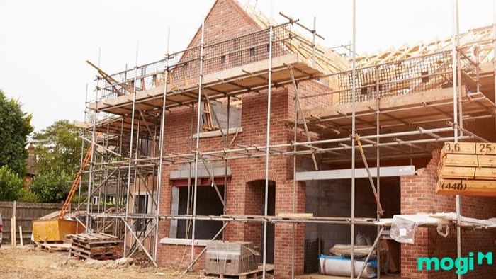 Khi chọn ngày tốt xây nhà tháng 9, đừng quên chọn giờ tốt để tiến hành lễ động thổ.