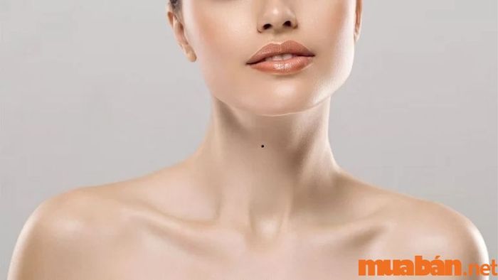Nốt Ruồi Ở Phía Trước Cổ Có Ý Nghĩa Gì?