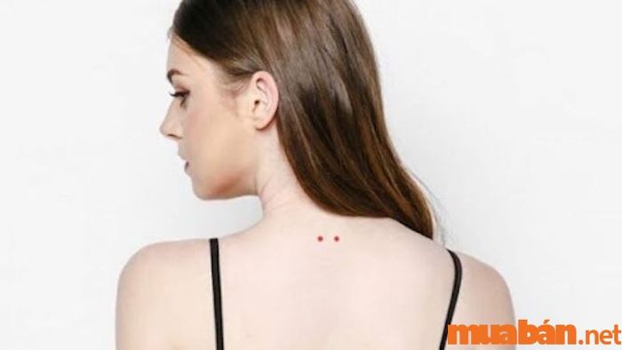 Hai nốt ruồi ở sau gáy có ý nghĩa gì?