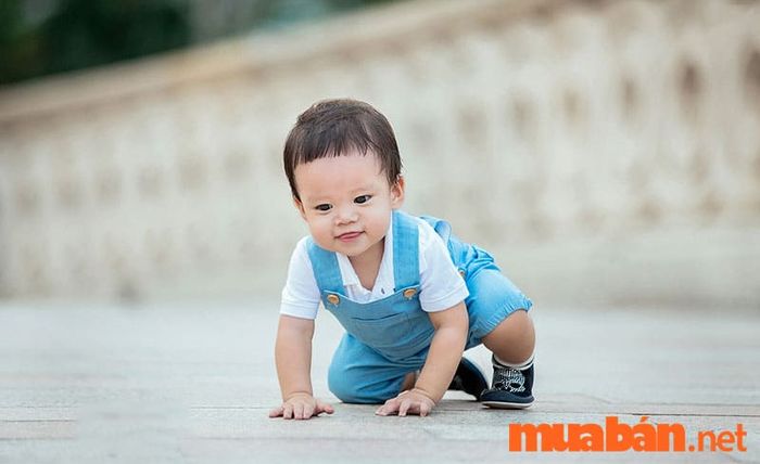 Giấc mơ thấy bé trai đang tập đi phản ánh những khát vọng và mong muốn sâu kín trong lòng bạn. Có thể bạn đang muốn thay đổi hoặc đạt được những điều mới mẻ trong cuộc sống.