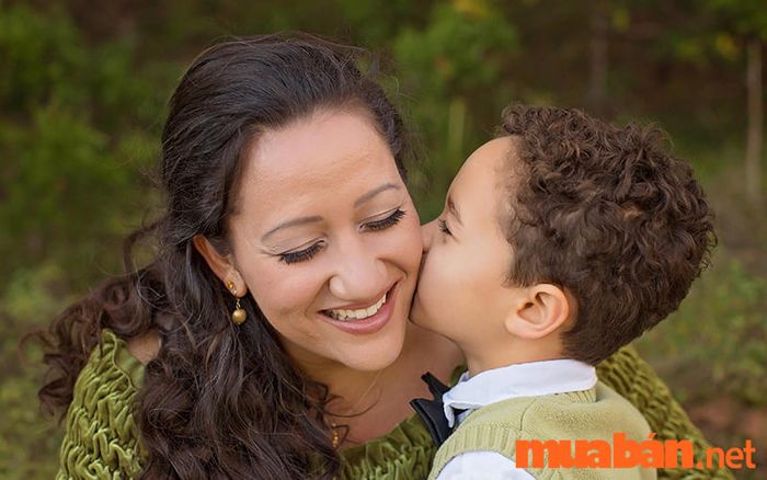 Nếu bạn mơ thấy bé trai hôn mình, có thể gia đình bạn đang trải qua một giai đoạn căng thẳng hoặc xích mích. Đây là lúc bạn cần quan tâm và giải quyết các vấn đề nội bộ.