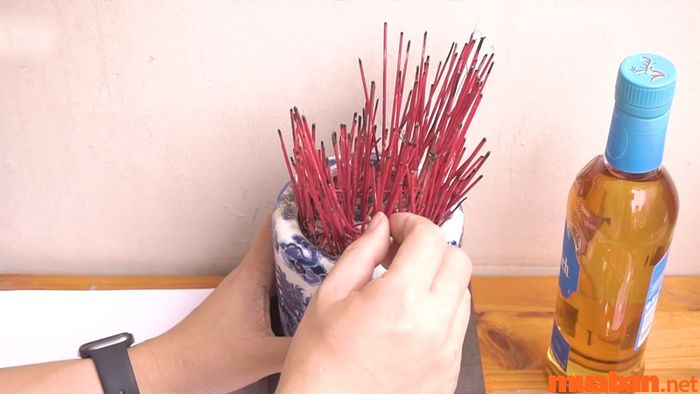 Việc rút tỉa chân hương và lau dọn, sắp xếp lại bàn thờ giúp duy trì sự lưu thông của các luồng khí, không làm gián đoạn năng lượng tốt