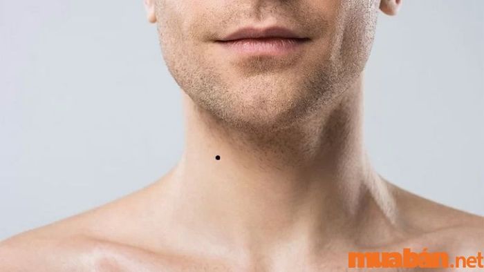 Nốt Ruồi Ở Bên Phải Cổ Nam Giới Có Ý Nghĩa Gì?