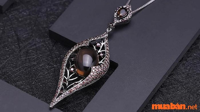 Dây chuyền thạch anh khói với thiết kế độc đáo, ấn tượng, tạo điểm nhấn cho người đeo.