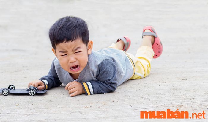 Mơ thấy bé trai bị ngã có thể là dấu hiệu của sự may mắn tài chính. Bạn có thể nhận được những khoản thu nhập bất ngờ hoặc có cơ hội kiếm tiền từ nhiều nguồn khác nhau.