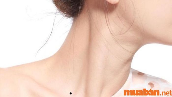 Nốt ruồi ở vị trí hõm cổ có ý nghĩa gì?